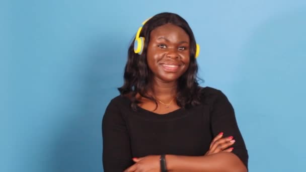 Mavi Arka Planda Bir Afro Amerikalı Kız Hava Öpücüğü Yolluyor — Stok video