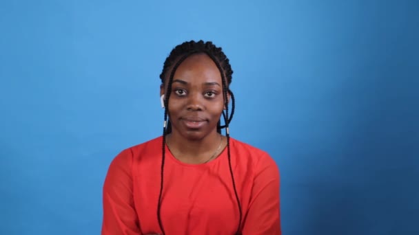 Uma Menina Africana Vestido Vermelho Sorri Fundo Azul — Vídeo de Stock