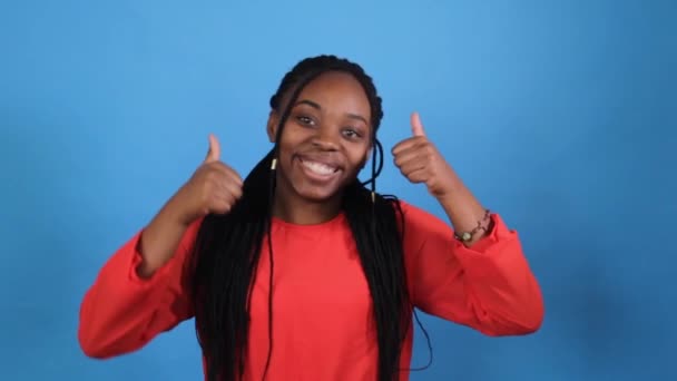 Menina Africana Vestido Vermelho Mostra Sinal Classe Segurando Polegares Fundo — Vídeo de Stock