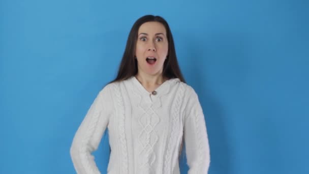 Uma Mulher Chocada Excitada Com Cabelo Preto Não Pode Acreditar — Vídeo de Stock