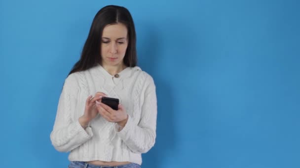 Esmer Kız Cep Telefonu Ekranına Bakıyor Üzücü Deneyimleri Ayarlıyor Stres — Stok video