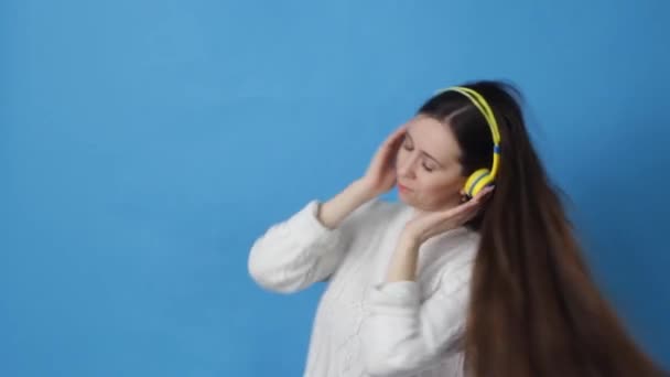 Μια Μελαχρινή Κοπέλα Κίτρινα Ακουστικά Ακούει Μουσικούς Χορούς Κινείται Στο — Αρχείο Βίντεο
