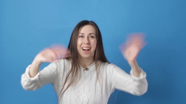 Brunett Flicka Hälsar Viftande Händerna Inbjuder Hälsningar Blå Bakgrund — Stockvideo