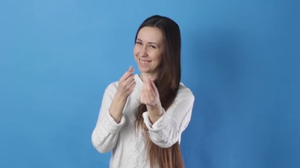 Μια Πονηρή Έξυπνη Γυναίκα Χαμογελώντας Ντροπαλά Έχοντας Μια Ιδέα Για — Αρχείο Βίντεο