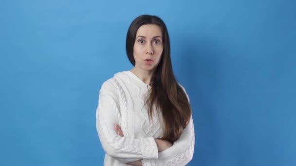 Dívka Zamyšleně Vysvětluje Otázka Nechápe Chtějí Modrém Pozadí — Stock video