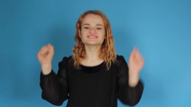 Ένα Κορίτσι Κόκκινα Μαλλιά Χορεύει Μπλε Φόντο — Αρχείο Βίντεο