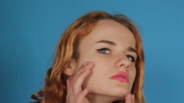 Das Mädchen Untersucht Sorgfältig Ihre Haut Vor Der Kamera Aus — Stockvideo