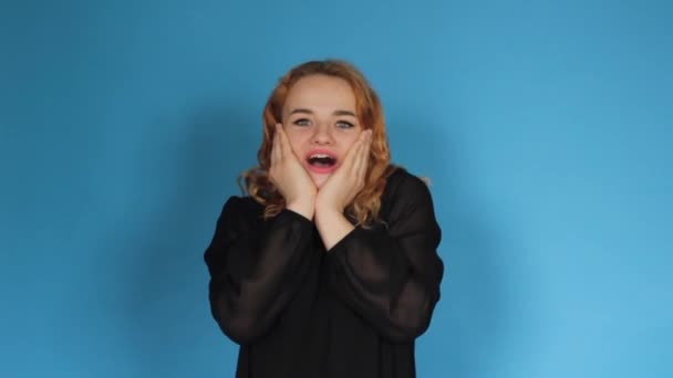 Kvinden Skildrer Forbløffelse Demonstrerer Effekten Wow Glæde Hendes Ansigt Overrasket – Stock-video