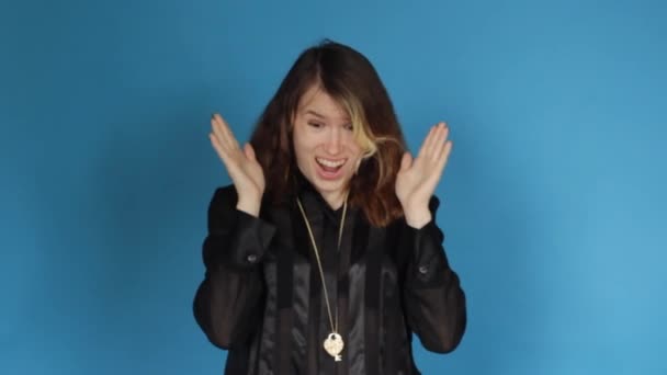 Kvinden Skildrer Forbløffelse Demonstrerer Effekten Wow Glæde Hendes Ansigt Overrasket – Stock-video