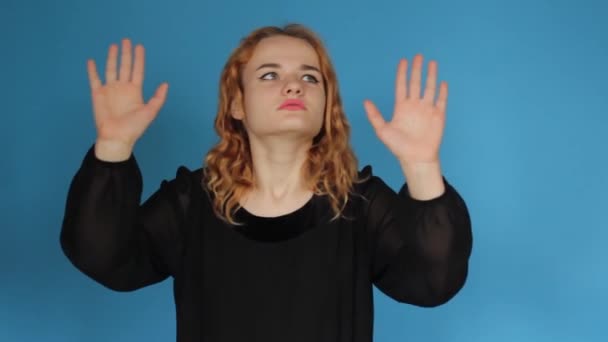 Kızıl Saçlı Komik Genç Bir Kadın Mavi Arka Planda Bir — Stok video