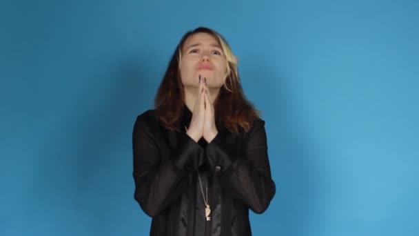 Крупним Планом Портрет Сумної Молодої Жінки Яка Молиться Сподівається Благаючи — стокове відео