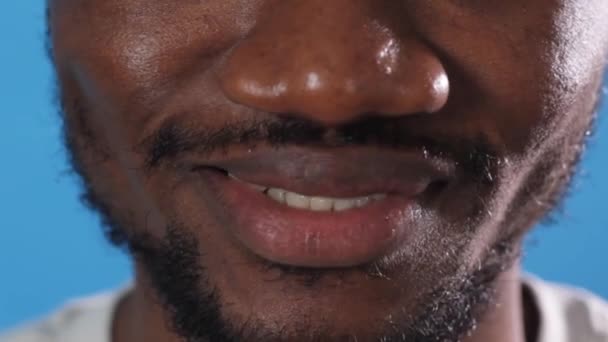 Close Dari Seorang Pria Afrika Amerika Pada Latar Belakang Biru — Stok Video