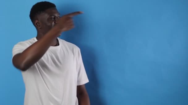 Egy Fiatal Vidám Afro Amerikai Férfi Fehér Pólóban Belenéz Kamerába — Stock videók