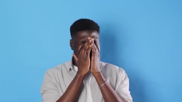 Afroameričan Silné Bolesti Hlavy Tře Obličej Rukama Modrém Pozadí — Stock video