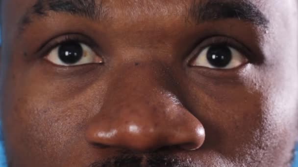 Nahaufnahme Des Gesichts Eines Afroamerikanischen Mannes Der Abrupt Die Augen — Stockvideo