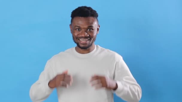 Homem Afro Americano Alegra Com Boca Bem Aberta Segurando Cabeça — Vídeo de Stock