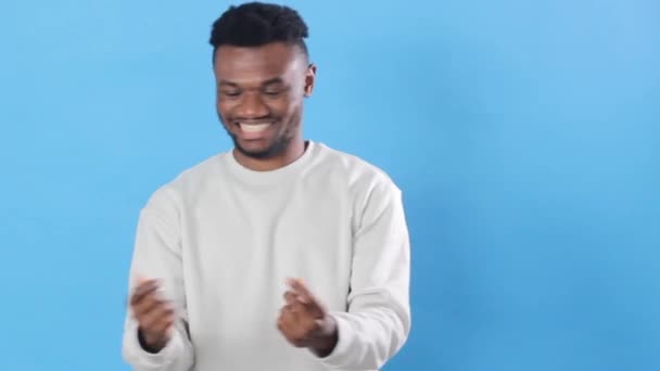 Glædelig Afrikansk Amerikaner Gør Gestus Giver Mig Penge Smider Penge – Stock-video