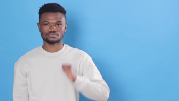 Spójrz Produkt Mojej Ręce Wesoły Afrykanin Wskazuje Obszar Reklamowy Dłoni — Wideo stockowe