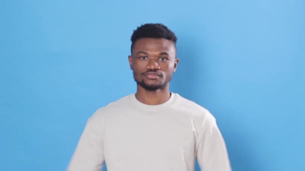 Criez Portrait Homme Noir Colère Criant Dans Caméra Fond Bleu — Video