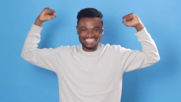 Εις Υγείαν Χαρούμενος Αφροαμερικανός Απολαμβάνει Νίκη Κουνώντας Τις Γροθιές Του — Αρχείο Βίντεο