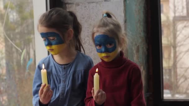 Dwie Małe Dziewczynki Flagą Ukrainy Pomalowane Twarzach Siedzą Przy Oknie — Wideo stockowe