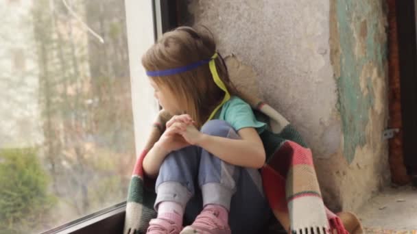 Malá Holčička Sedí Okna Modlí Mír Ukrajině — Stock video