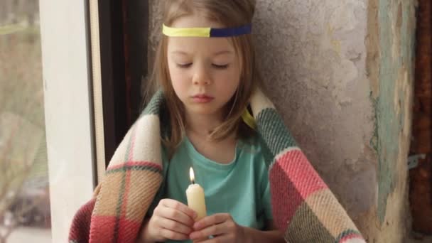 Een Klein Meisje Met Een Kaars Haar Handen Zit Naast — Stockvideo