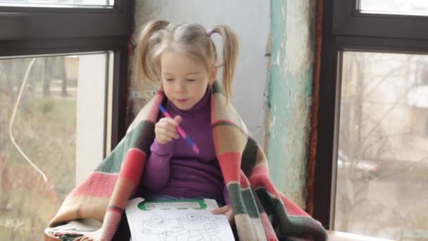 Uma Menina Bonita Está Sentado Com Desenho Suas Mãos Roendo — Vídeo de Stock