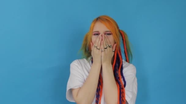 Современная Хипстерша Цветными Волосами Выдыхает Дым Голубом Фоне — стоковое видео