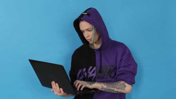 Odizolowany Portret Młodego Hakera Kapturze Laptopem Koncepcja Bezpieczeństwa Cybernetycznego Ochrony — Wideo stockowe