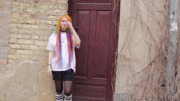 Młoda Hipsterka Kolorowymi Włosami Pali Elektronicznego Papierosa Ulicy Pobliżu Starego — Wideo stockowe