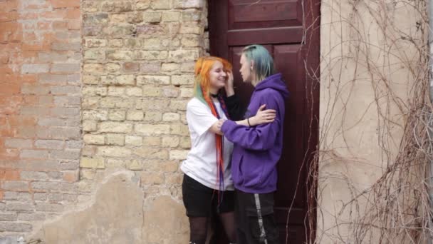 Nieformalnie Stylowa Para Hipsterów Facet Dziewczyna Kolorowymi Włosami Przytulają Się — Wideo stockowe