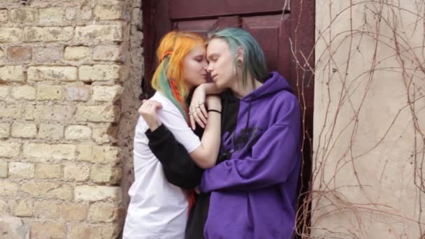 Nieformalnie Stylowa Para Hipsterów Facet Dziewczyna Kolorowymi Włosami Przytulają Się — Wideo stockowe