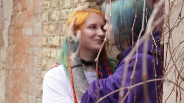 Nowoczesny Młody Para Facet Dziewczyna Kolorowe Włosy Tatuaże Przytulić Się — Wideo stockowe