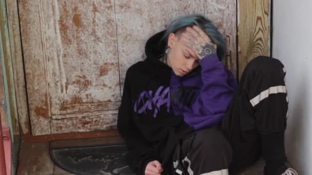 Ein Junger Mann Depressionen Sitzt Auf Der Straße Und Leidet — Stockvideo