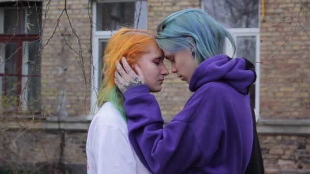 Una Romantica Coppia Giovani Hipster Abbraccia Una Bella Strada Ragazzo — Video Stock