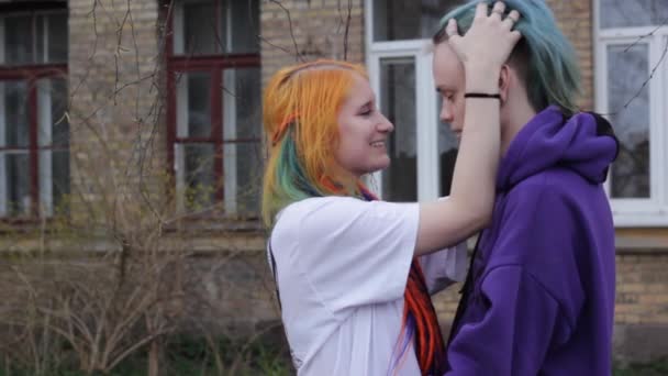 Ein Romantisches Hipster Jugendpaar Umarmt Sich Auf Einer Schönen Straße — Stockvideo