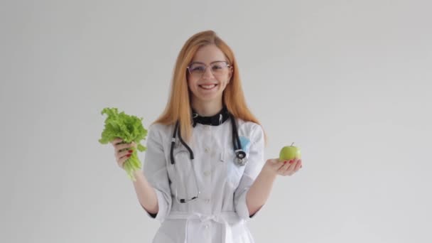 Portret Pięknej Lekarki Zielonym Jabłkiem Zielenią Dłoniach Białym Tle Koncepcja — Wideo stockowe