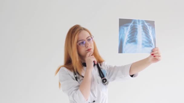 Retrato Uma Médica Olhando Para Uma Radiografia Tórax — Vídeo de Stock
