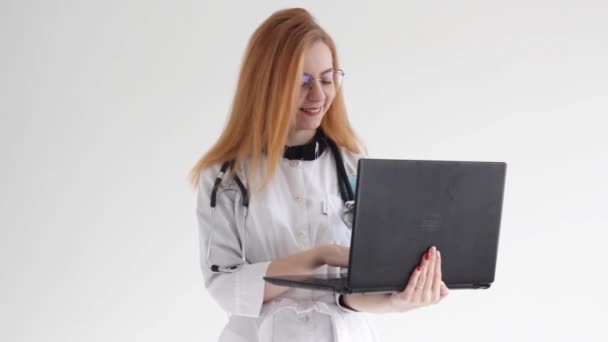 Portret Przyjaznej Uśmiechniętej Młodej Lekarki Obraz Lekarki Okularach Laptopie Izolacja — Wideo stockowe