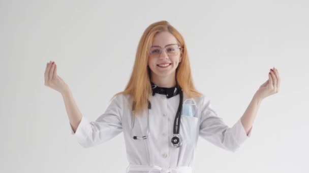 Młoda Kobieta Lekarz Prosi Pieniądze Gestem Białym Tle Studio Płatne — Wideo stockowe
