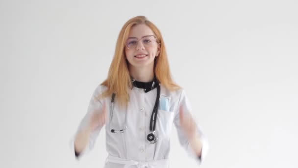 Młoda Lekarka Pokazuje Wszystko Jest Porządku Podnosi Dwa Palce Białym — Wideo stockowe