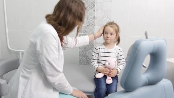 Sad Little Girl Toy Office Child Psychologist — Wideo stockowe