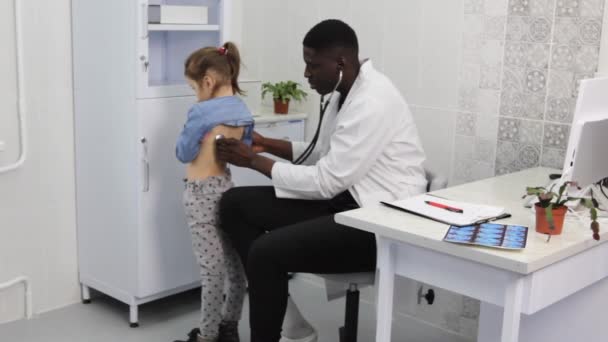 Pediatrician Medicine Young Patient Black Male Therapist Listening Child — Vídeo de Stock