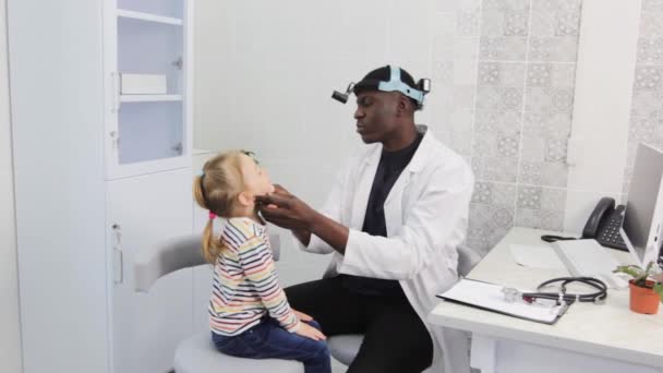 American Otolaryngologist Examines Little Girl — Stok video