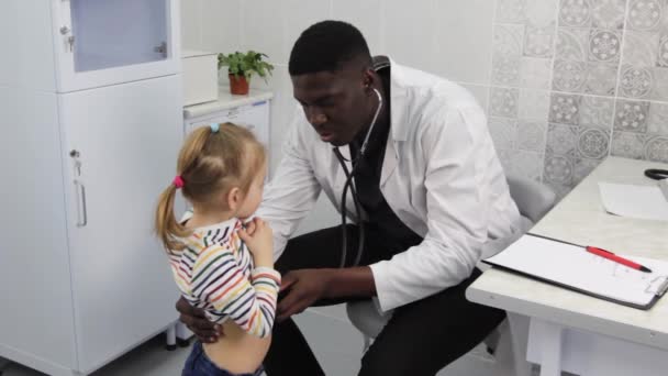 Pediatrician Medicine Young Patient Black Male Therapist Listening Child — Vídeo de stock
