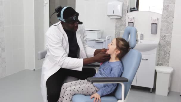 一位美国耳鼻喉科医生对一个小女孩进行检查 — 图库视频影像