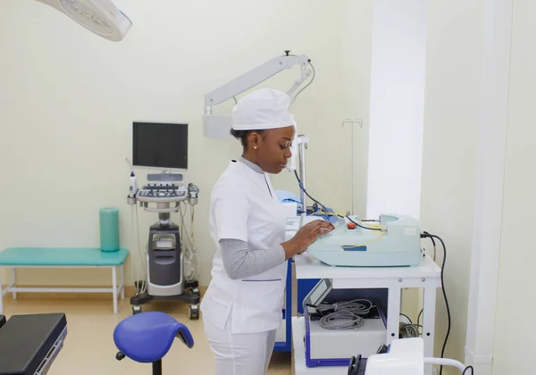 African American Female Doctor Sets Electronic Medical Device — Fotografie, imagine de stoc