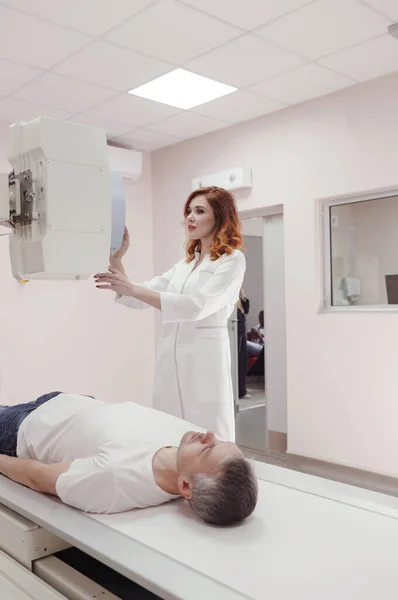 Female Radiologist Technician Sets Rengen Device Conduct Medical Test Ray — Fotografie, imagine de stoc