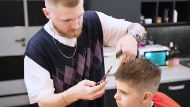 Profesionální Kadeřník Stříhá Vlasy Malého Chlapce Holičství Koncept Kadeřnictví Dětství — Stock video